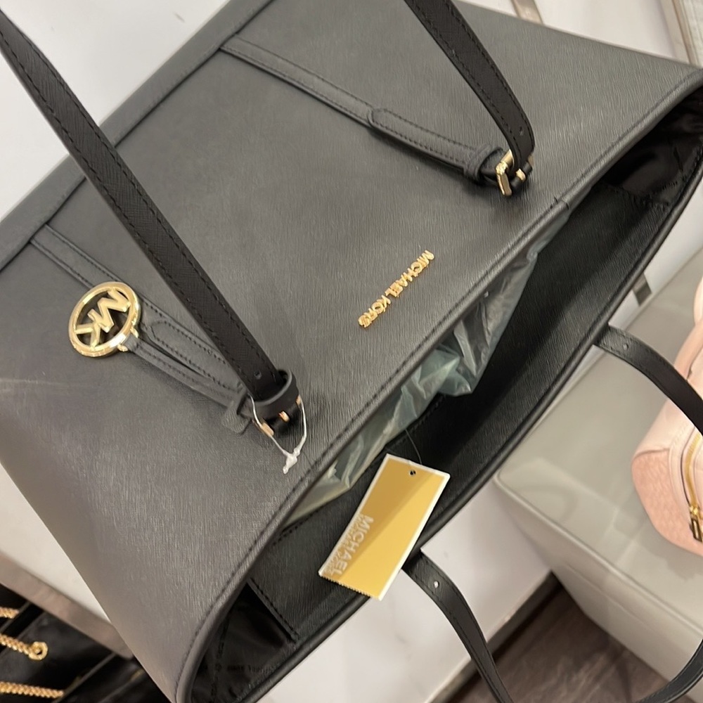 MICHAEL KORS
Jet Set Travel Large Top Zip Shoulder Tote Saffiano Leather
Black - Picture 6 of 16